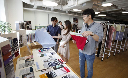 GS홈쇼핑은 지난 14∼15일 '2018 GS샵 트렌드 쇼케이스'를 진행했다. 이번 행사에서 GS홈쇼핑의 협력사 관계자들이 전시 소재들을 살펴보고 있다.  GS홈쇼핑 제공